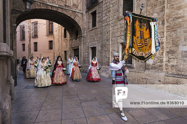 hoch  oben  führen  Frau  Mann  Angebot  Blume  Tradition  Kleidung  Reklameschild  Festival  Regenwald  Spanien