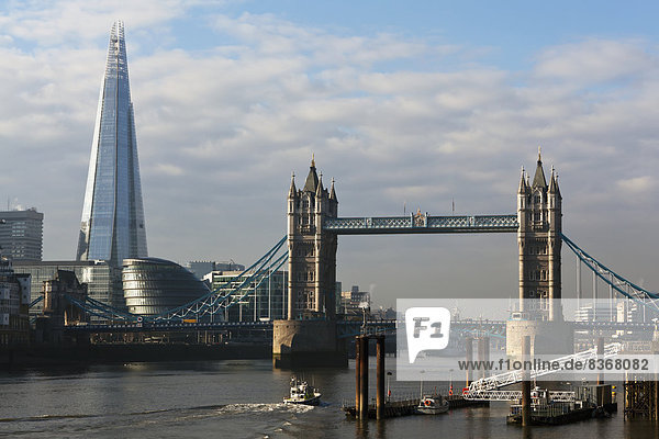 Shard Building mit Tower Bridge London  England  Großbritannien