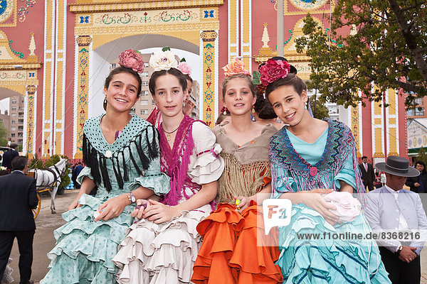 Portrait  Frau  4  Tradition  jung  Kleidung  Festival  Andalusien  April  Sevilla  Spanien