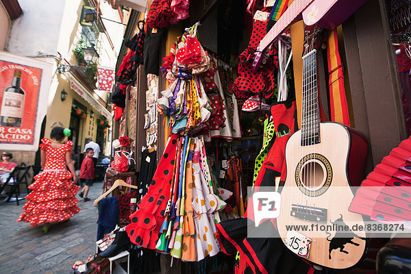passen  Tradition  Stadt  verkaufen  Souvenir  Laden  Andalusien  Mädchen  Kleid  alt  Sevilla  Spanien