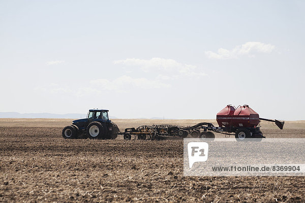Wolke  Himmel  Traktor  Nutzpflanze  Feld  blau  Sämaschine  Alberta  Kanada  anpflanzen