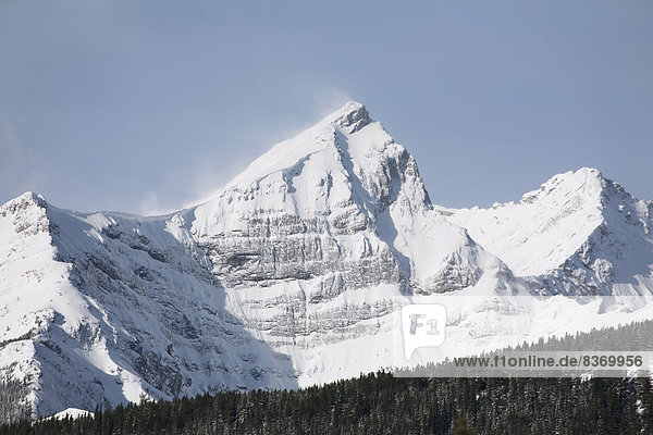 Berg  bedecken  blasen  bläst  blasend  Himmel  Berggipfel  Gipfel  Spitze  Spitzen  blau  Kananaskis Country  Alberta  Kanada  Schnee