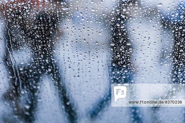 Außenaufnahme  bedecken  Mensch  Menschen  Fenster  gehen  Silhouette  heraustropfen  tropfen  undicht  Regen