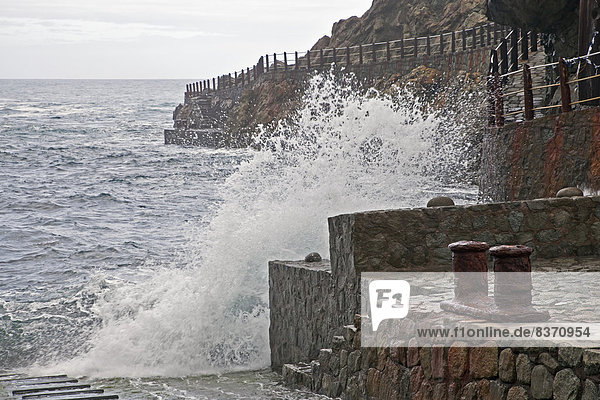 Steinmauer Küste Zusammenstoß Kanaren Kanarische Inseln Spanien Teneriffa Wasserwelle Welle