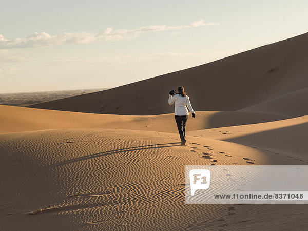 Frau  gehen  Sand  Düne  Kochmütze  Marokko