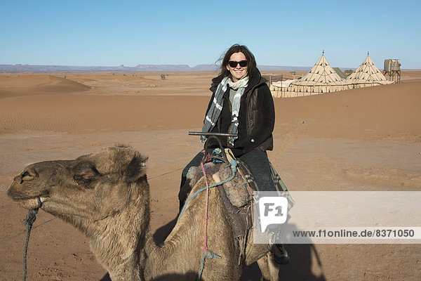 Frau  fahren  Düne  Kamel  Marokko