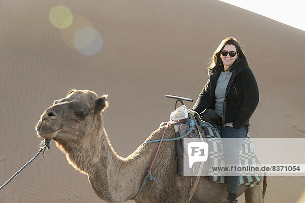 Frau  fahren  Sand  Düne  Kamel  Marokko