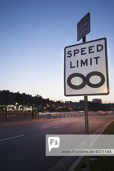 Weite Eingang begrenzen Zeichen fotografieren Prachtstraße Kalifornien Autobahn Unendlichkeit Signal Geschwindigkeit Straßenverkehr