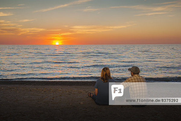 Vereinigte Staaten von Amerika  USA  sitzend  Frau  Mann  sehen  Strand  Sonnenuntergang  See  Pennsylvania