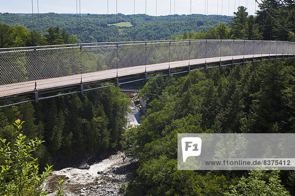 Fußgängerbrücke  über  Fluss  Schlucht  hängen  Coaticook  Quebec  Kanada  Quebec
