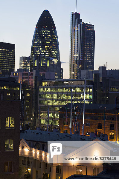 Gebäude beleuchtet mit Licht an der Dämmerung London  England