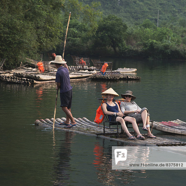 sitzend  Tourist  Boot  Fluss  Rudern  China  Guangxi  Guilin