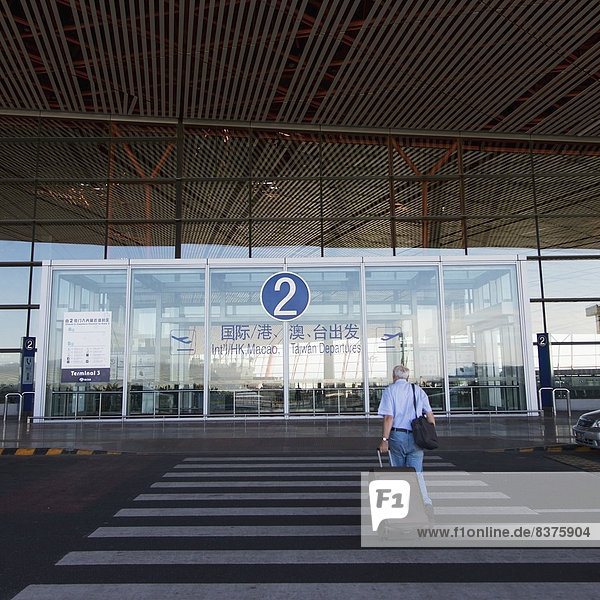 Gepäck  Touristin  Flughafen  Globalisierung  Peking  Hauptstadt  China