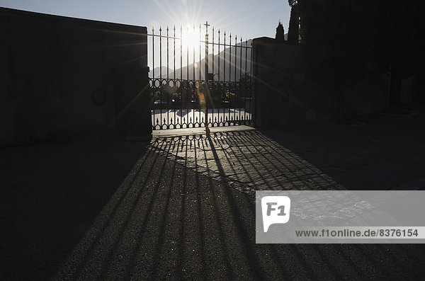 beleuchtet  überqueren  hoch  oben  Eingang  Sonnenlicht  Bellinzona  Kreuz  Metall  Schweiz