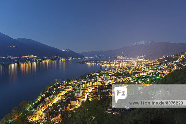beleuchtet  Nacht  Gebäude  See  Alpen  vorwärts  Langensee  Lago Maggiore  Locarno  Mondschein  schweizerisch  Schweiz