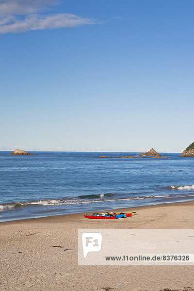 sitzend Strand Kajak Coromandel Neuseeland Halbinsel