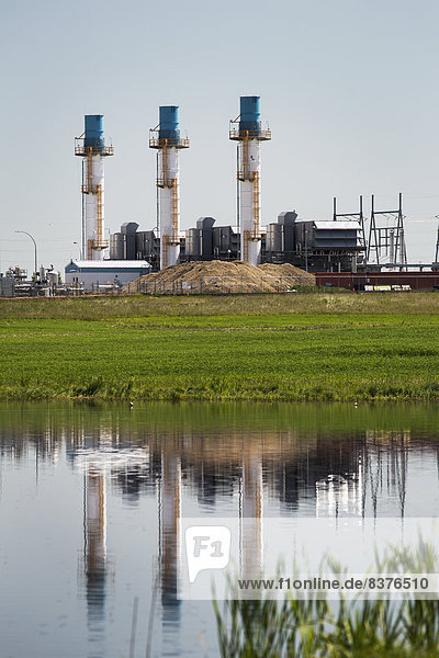Stapel Himmel grün Spiegelung Feld blau groß großes großer große großen 3 Erdgaskraftwerk Alberta Kanada Teich