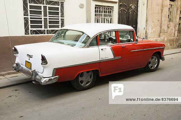 Havanna  Hauptstadt  Gebäude  weiß  frontal  rot  Taxi  Chevrolet  Kuba