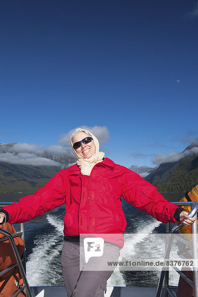 Landschaftlich schön  landschaftlich reizvoll  Fröhlichkeit  Zweifel  See  Boot  Touristin  Geräusch  Kreuzfahrtschiff  Neuseeland