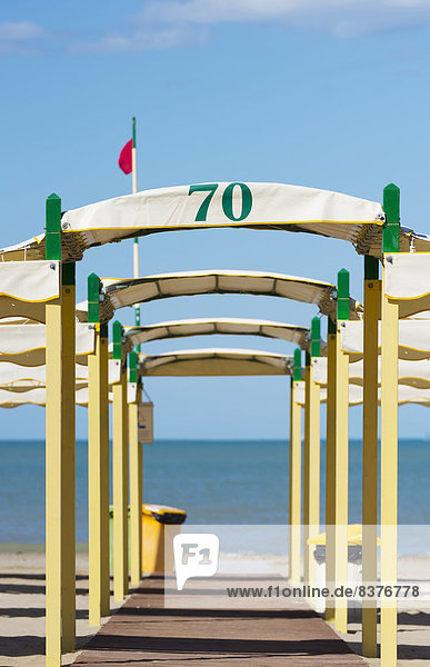 führen Strand gelb über Weg Gebäude grün Meer Adriatisches Meer Adria Emilia-Romangna Italien Rimini