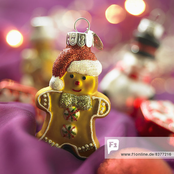 gelb lila Hintergrund Close-up Weihnachten Dekoration Lebkuchen Keks
