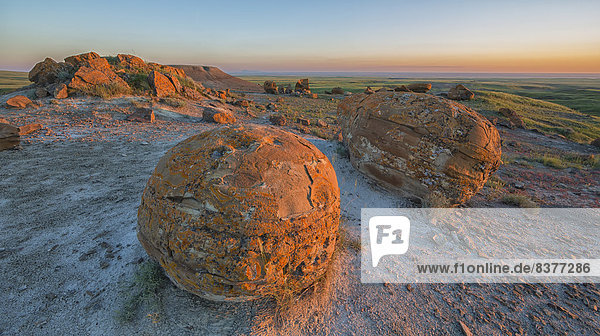 Felsbrocken  Sonnenuntergang  über  rot  Lavagestein  Alberta  Kanada