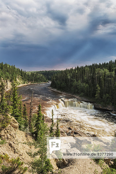 über fließen Fluss beleuchtet Sonnenlicht Forelle Kanada Northwest Territories