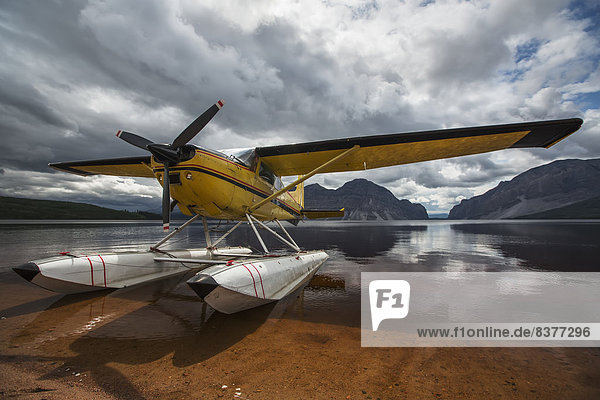 klein  Arzt  fließen  See  parken  Kanada  Northwest Territories  Hobel