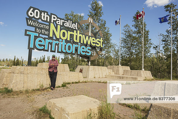 stehend  Mann  unterhalb  Zeichen  Geographie  Alberta  Grenze  Kanada  Northwest Territories  Signal