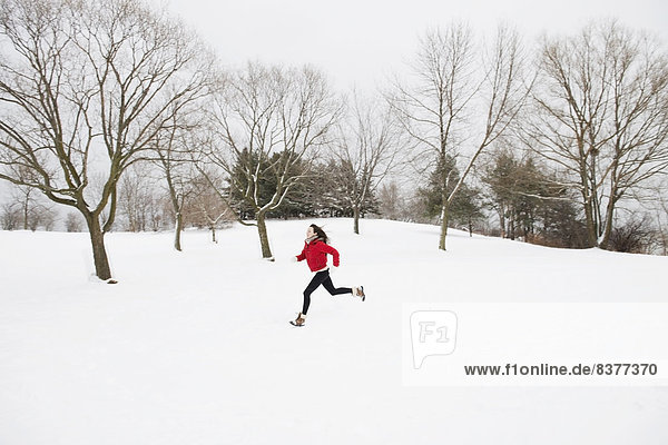rennen  Jacke  Feld  Ski  rot  Mädchen  Kanada  Ontario  Schnee  Toronto