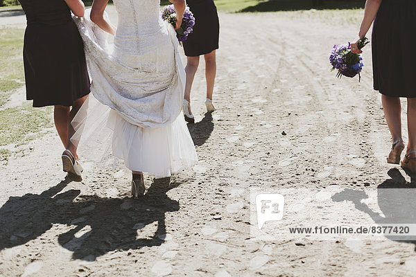 Braut  gehen  Weg  schmutzig  Brautjungfer  British Columbia  Kanada