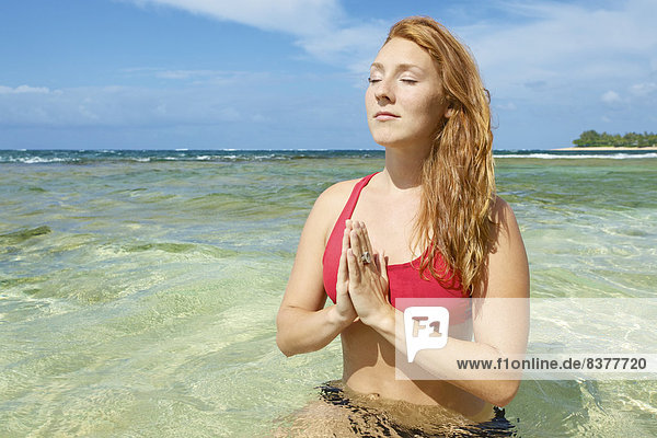 Vereinigte Staaten von Amerika  USA  Wasser  Frau  Küste  Meditation  seicht  jung  Hawaii