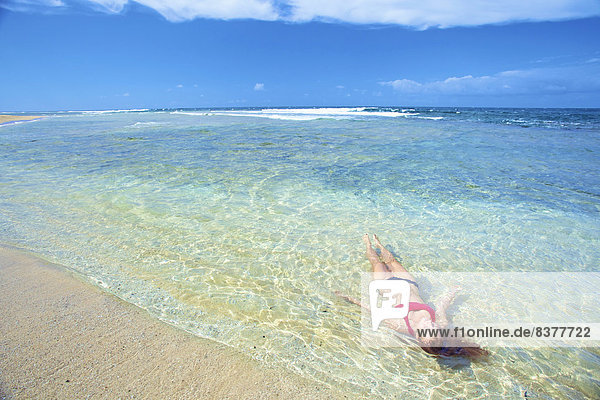 Vereinigte Staaten von Amerika  USA  Wasser  Frau  liegend  liegen  liegt  liegendes  liegender  liegende  daliegen  Ozean  seicht  jung  Hawaii