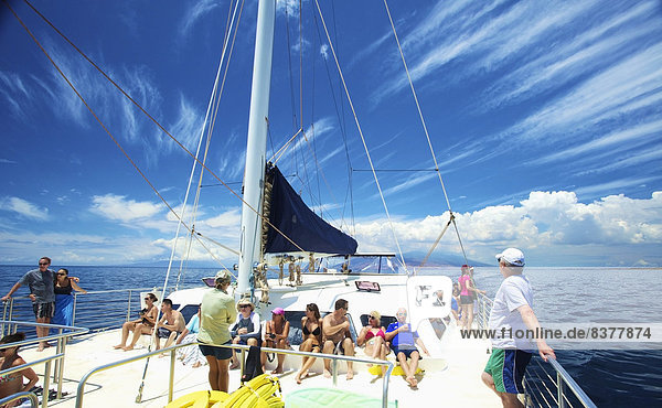 Vereinigte Staaten von Amerika  USA  Fröhlichkeit  Mensch  Freizeit  Menschen  Menschengruppe  Menschengruppen  Gruppe  Gruppen  fahren  Küste  Boot  Insel  Hawaii  hawaiianisch  mitfahren