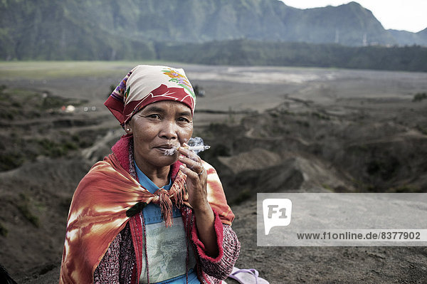 sitzend  Portrait  Frau  folgen  Vulkan  Seitenansicht  Indonesien  Java