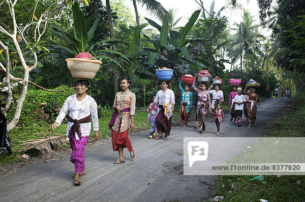 Frau  gehen  Korb  Fernverkehrsstraße  Festival  Indonesien