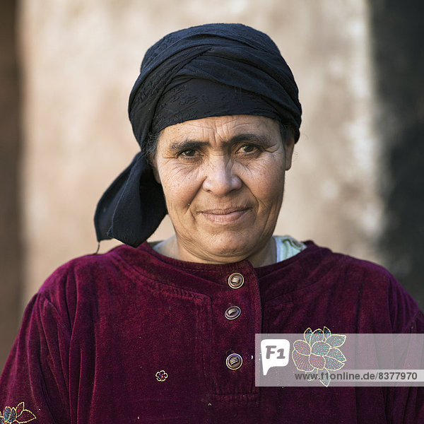Portrait  Frau  schwarz  Kopftuch  Kleidung  Marokko