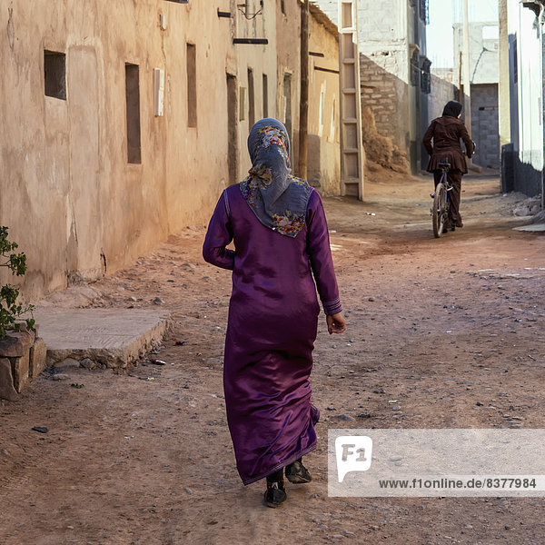 zwischen  inmitten  mitten  gehen  Gebäude  Fahrradfahrer  Gasse  Fußgänger  Marokko