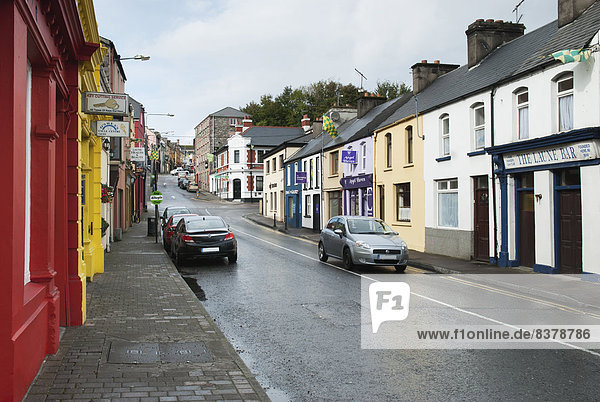 Auto  nass  Gebäude  Straße  bunt  parken  vorwärts  Menschenreihe  Kerry County  Irland