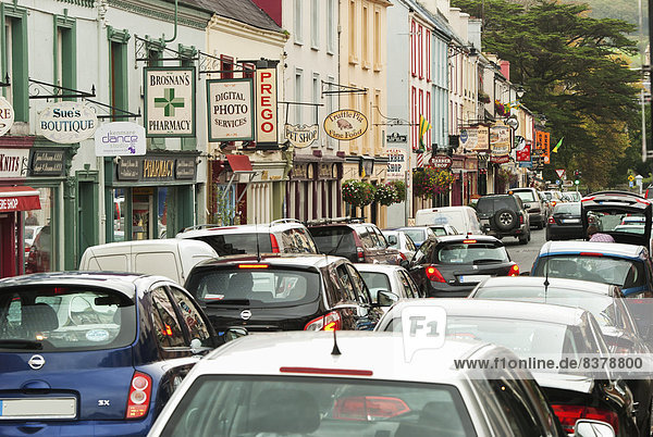 Auto  Straße  parken  Menschenreihe  Kerry County  Irland  Kenmare  Straßenverkehr