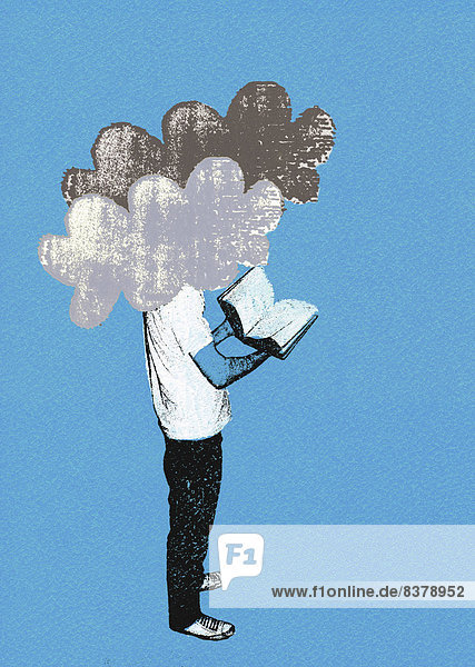 Mann liest ein Buch mit dem Kopf in den Wolken