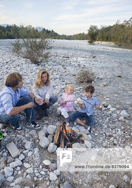 Familienausflug  Lagerfeuer am Fluß