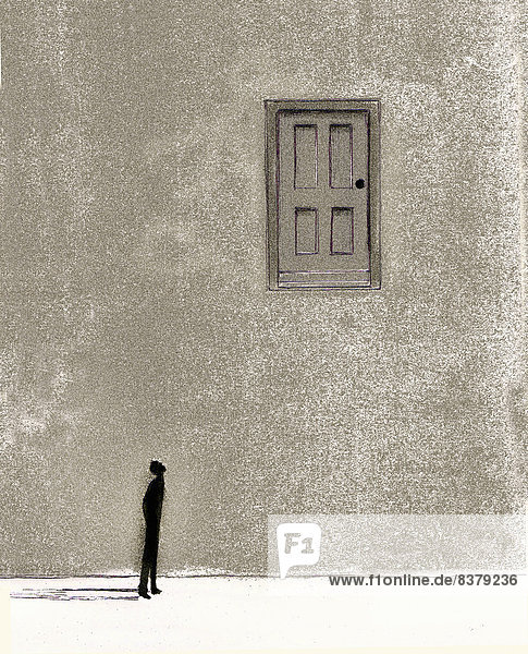 Mann schaut auf eine Tür hoch oben an einer Wand