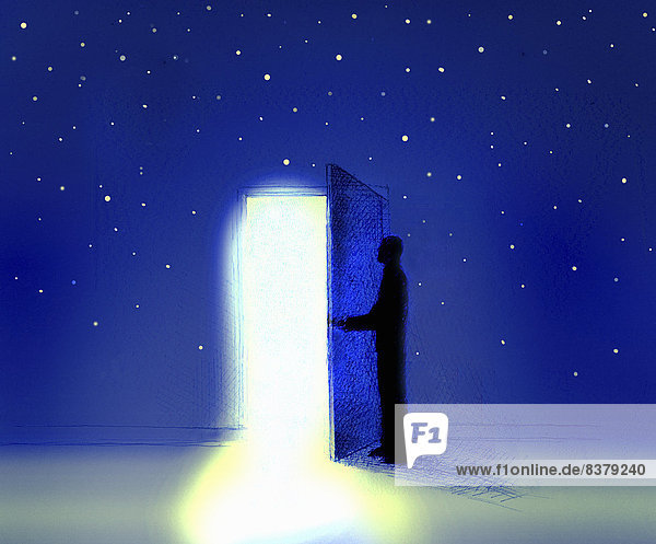 Mann öffnet nächtliche Tür zum Licht