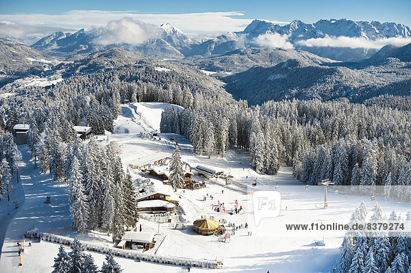 Skiers on Hausberg Mountain  ski lodges  winter landscape  Garmisch-Partenkirchen  Bavaria  Germany