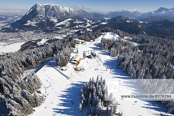Skiers on Hausberg Mountain  winter landscape  Garmisch-Partenkirchen  Bavaria  Germany