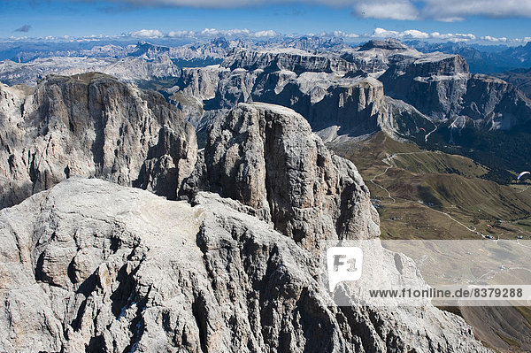 Schroffe und steile Felswände  der Berg Langkofel  Dolomiten  Südtirol  Italien