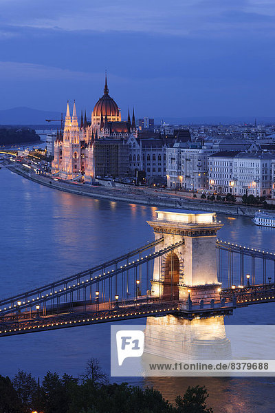 Kettenbrücke über die Donau mit Parlament  Budapest  Ungarn