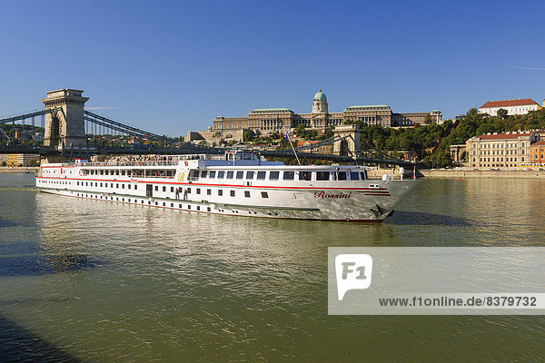 Burgberg mit Ungarischer Nationalgalerie und Kettenbrücke über die Donau  Budapest  Ungarn