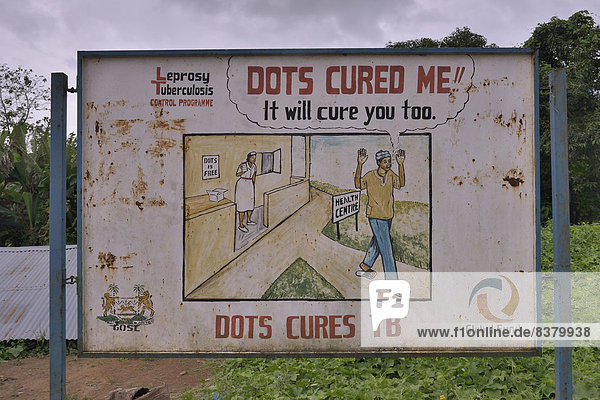 Schild mit Werbung für ein Tuberkulose-Medikament  Makeni  Bombali Distrikt  Sierra Leone